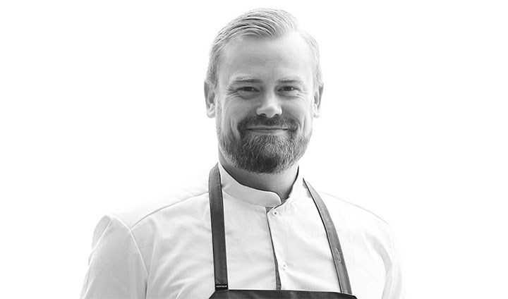 Jens Ericsson i kockkläder och förkläde..