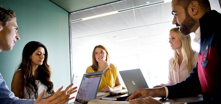 En grupp studenter samlade runt ett bord.