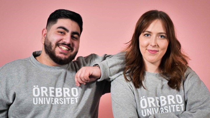 Två studentambassadörer som står bredvid varandra.