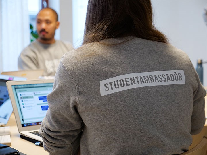 Ryggen på en studentambassadör.