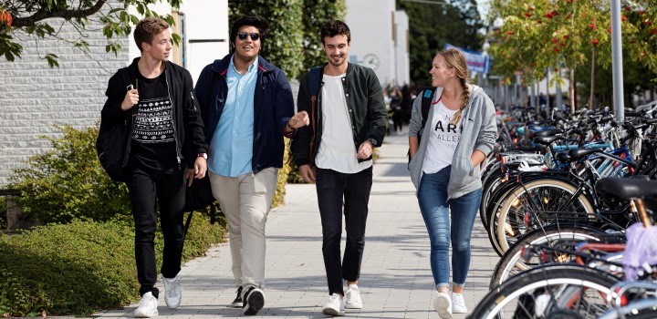 Studenter i en lärosal. En lärare syns i förgrunden.