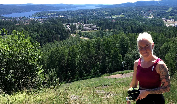 Emma Dahlgren i träningskläder i fjällen.