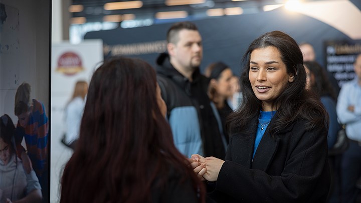 Studenter utanför Novahuset på Campus Örebro.