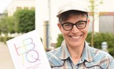 Matilda Wurm håller i sin nya bok HBTQ+