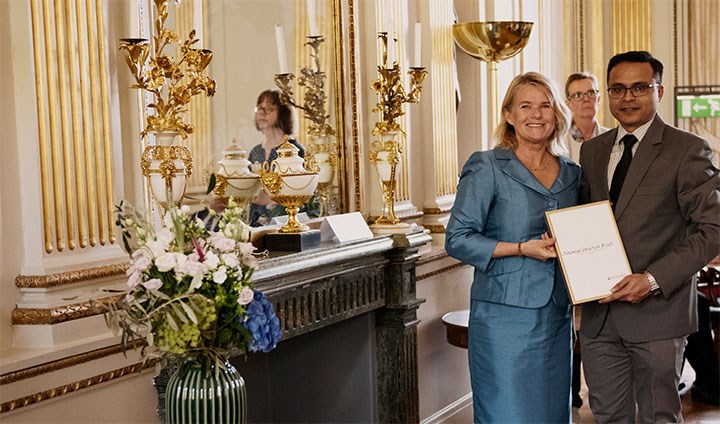 Mohammad Ehtasham Billah receives an award from Gabriella Augustsson, Head of the Department for Promotion of Sweden, Trade and CSR at the Ministry for Foreign Affairs.