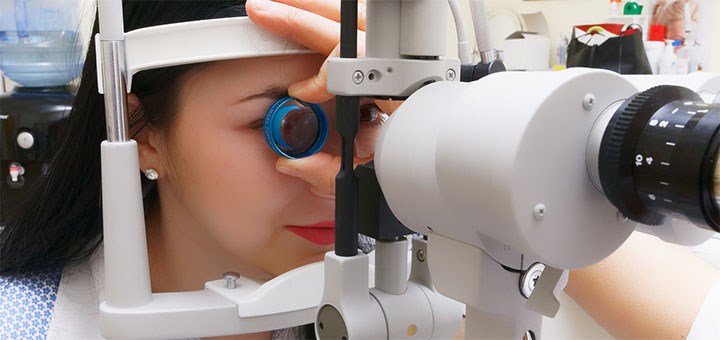 Kvinna testar synen hos optiker.