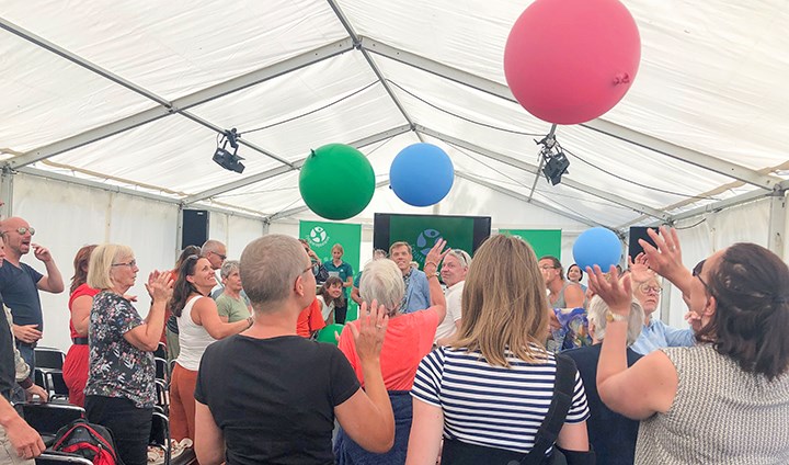 Deltagarna i seminariet bollar runt ballonger. 