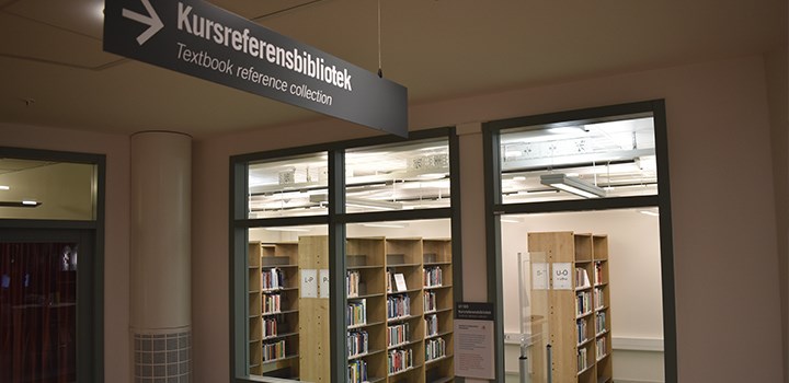 Foto på entrén till huvudbibliotekets kursreferensbiblioteket.