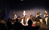 Emilia Merino med band sjunger soul/pop