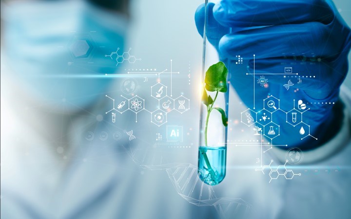 hand som håller i ett provrör