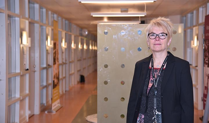 Agneta Blom i en korridor på universitetet.