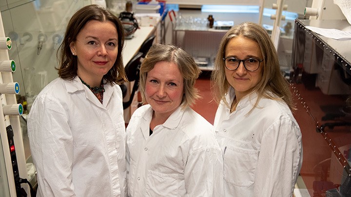 Gruppbild på Sabina Du Rietz, Maria Larsson och Ingrid Ericson Jogsten i ett laboratorium.