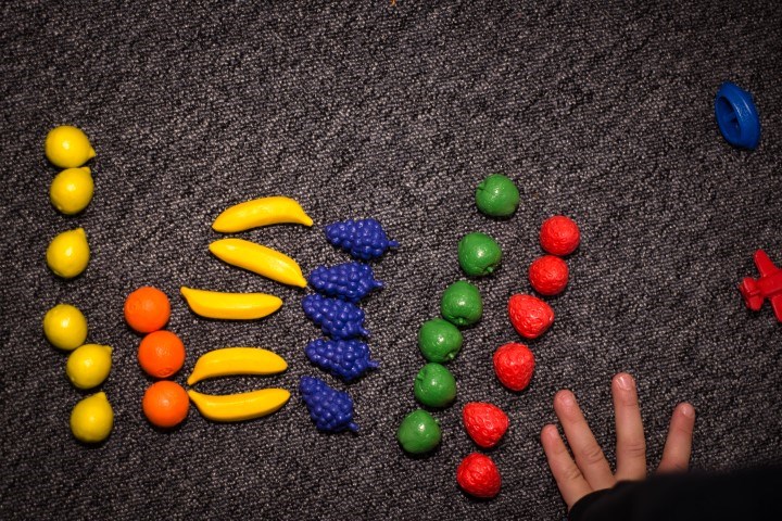 Plockmaterial för matematikundervisning med barnhand
