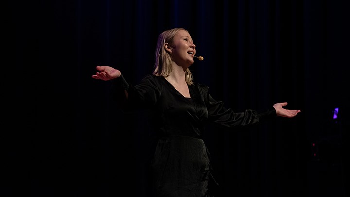 Cornelia Granquist sjunger.