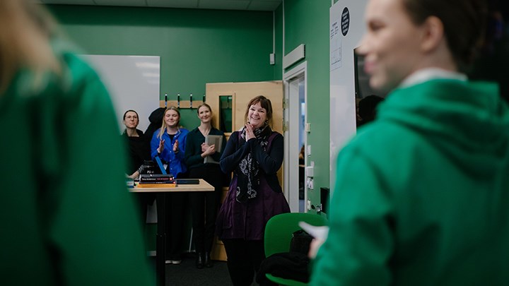 Sara Frödén was one of the two teachers who received a surprise visit by Örebro Student Union and colleagues.