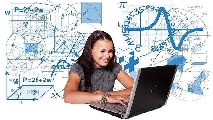 Två studenter med varsin dator framför sig