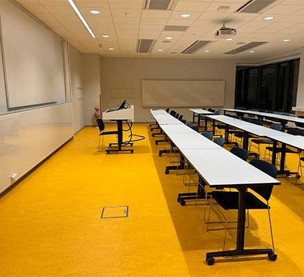 Vy X4425 Stolar och bord på rad och ett teknikbord