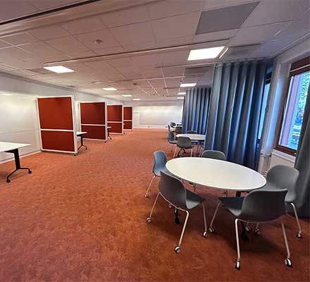 Vy 1 - utfällbara grupputrymmen och runda bord med stolar runt