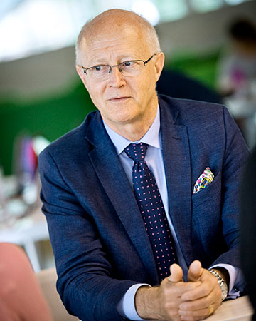 Johan Schnürer sitter vid ett bord.