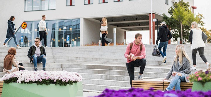 Studenter på campus.