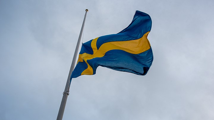 Flagga på halv stång.