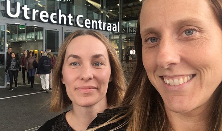 Sofia Bergbom och Sara Edlund ser glada ut. De står framför skylten Utrecht Ceentral.