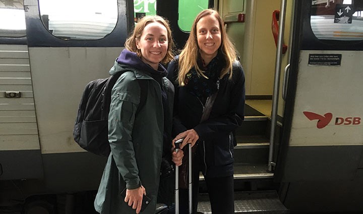 Sofia Bergbom och Sara Edlund framför ett danskt tåg i Köpenhamn.