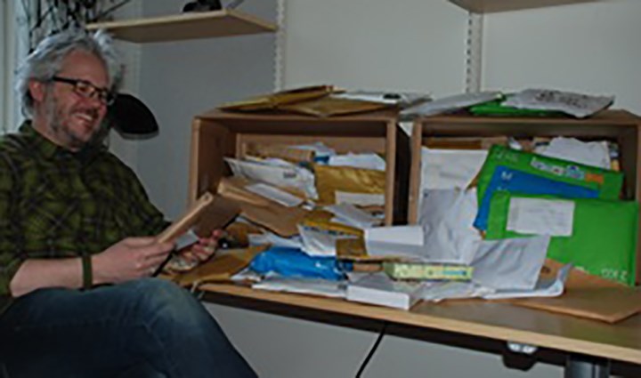 Mattias Bäckström med brevskörden från radiolyssnarna.