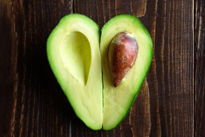 Delad avokado med synlig kärna