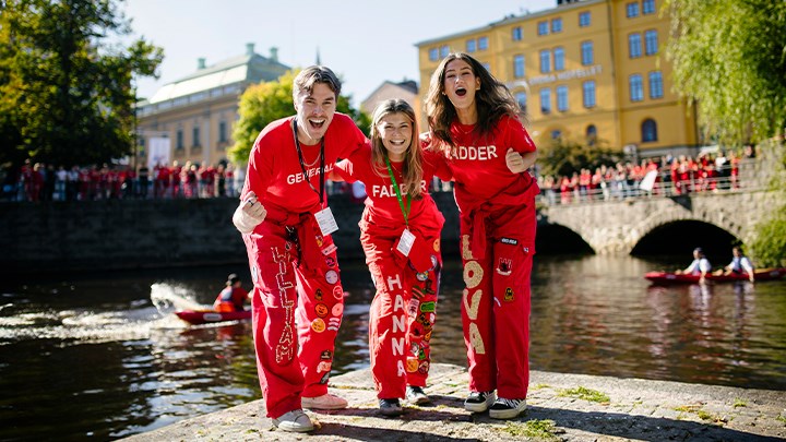 studenter som hejar på sitt lag