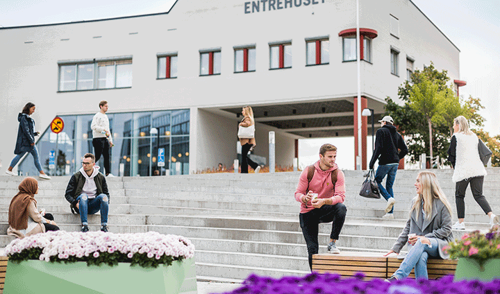 Studenter på Örebro universites campus.