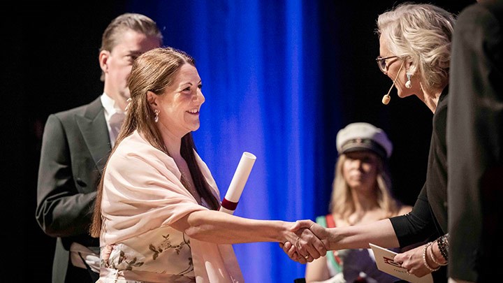 Amina Manzoor tar emot priset från Marie Brodin på scenen.