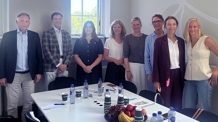 Ett gruppfoto på åtta personer. 