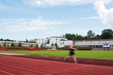 Löpare på banan utanför gymnastikhuset