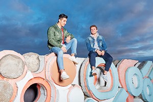 Två studenter sitter ner