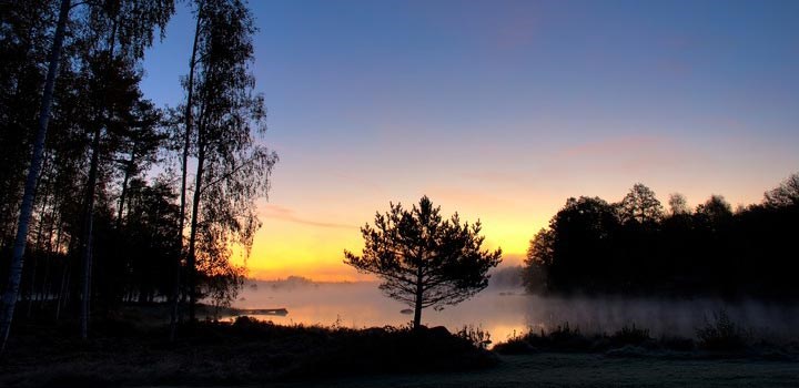 Soluppgång över en sjö