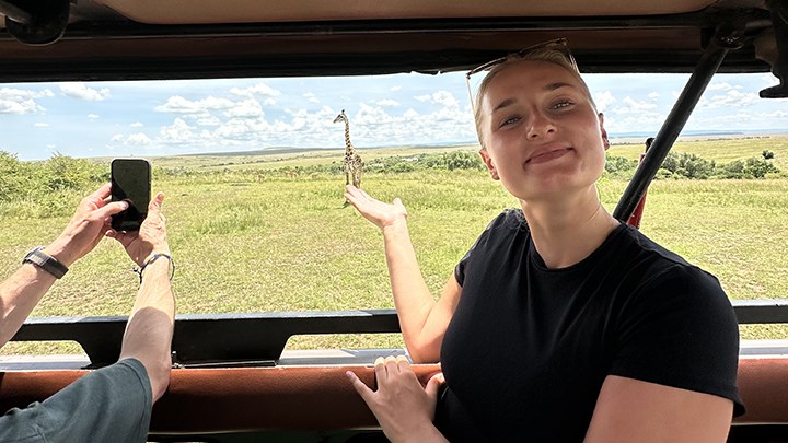 Bild på Moah som åker safari med giraff i bakgrunden
