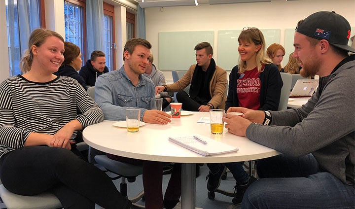 Hedda Slotter, Hannes Grafström, Karin Stenman och William Damås pratade om utbytesstudier under Internationella kontorets drop-in frukos