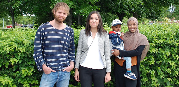 Fotografi av Jan Jämte, Gabriella Barsom och Huda Feysal och Hudas barn mot en grönskande bakgrund.