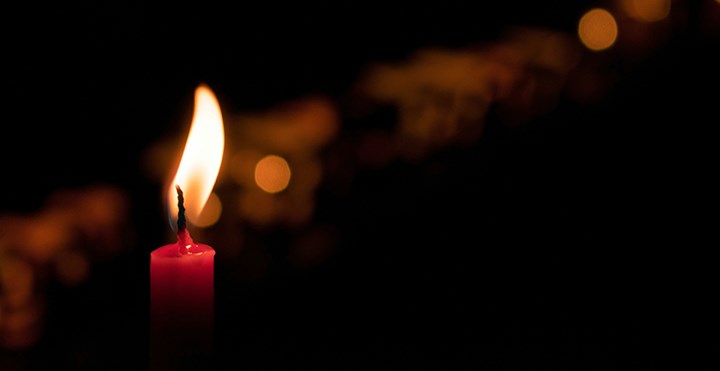 Ett tänt stearinljus