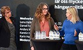 Professorerna Kerstin Nilsson och Karin Hedström samtalar med socialminister Lena Hallengren