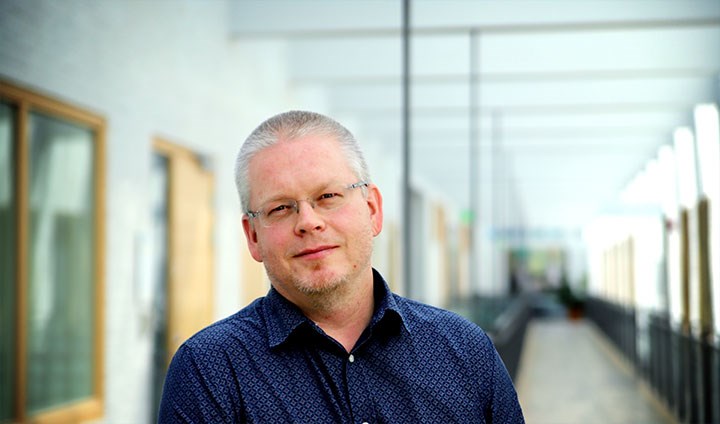 Joachim Wickman i en korridor på universitetet.