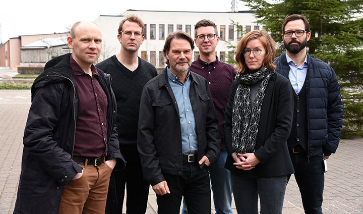 På bilden syns sex av författarna till artikeln om vägen mot det hållbara samhället: Magnus Boström, Sebastian Svenberg, Johan Öhman, Erik Hysing, Monika Berg och Erik Andersson.