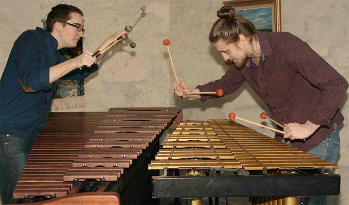Elias Gustavsson spelar på en marimba och Rasmus J Hansson på en vibrafon.
