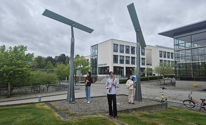 Studenter står utanför Musikhögskolan