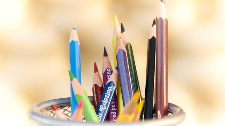 Färgade pennor i en burk