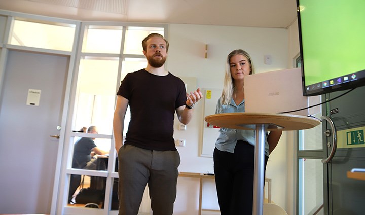 Studenterna Lukas Lindgren och Emma Pettersson studerar Systemvetenskap vid Örebro universitet.