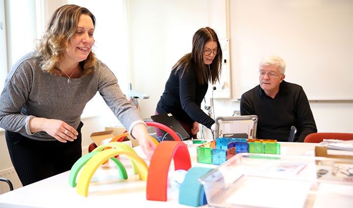 Maria Holm och Jennie Tikkanen styr en programmeringsbar robotboll. Kursledaren Per Alnervik tittar på.