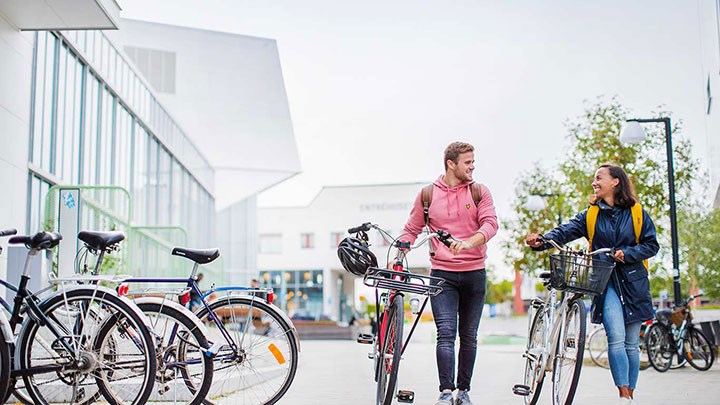 Studenter på campus. 