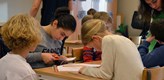 Studentmedarbetare från Örebro universitet hjälper barn med matematik